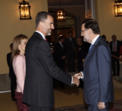 Su Majestad el Rey recibe el saludo del presidente del Gobierno, Mariano Rajoy